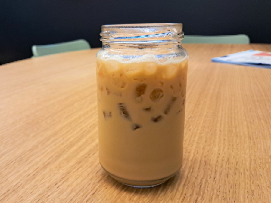 Jääkahvi, missä jäät muodostavat lasin takaa hymynaama-kuvion.