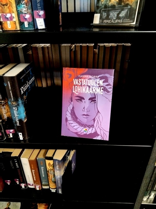 Kirjaston kirjahyllyjä, jossa on esillä kuvapuoli ulospäin kirja