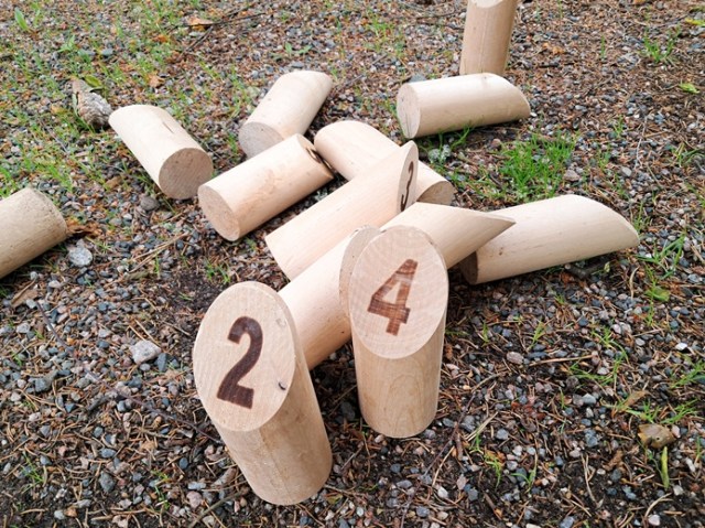 Mölkkypalikoista osa on kaatuneina maassa. 2 ja 4 ovat pystyssä.