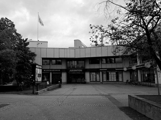 Mustavalkoinen kuva Jussintorin Museokeskuksen sisäänkäynnistä.