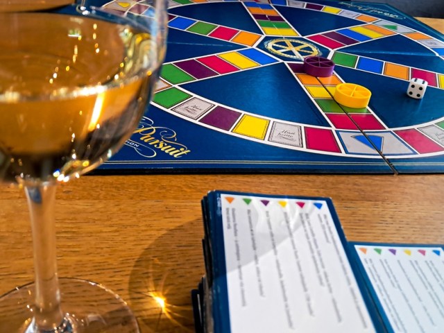 Viinilasi ja Trivial Pursuit peli