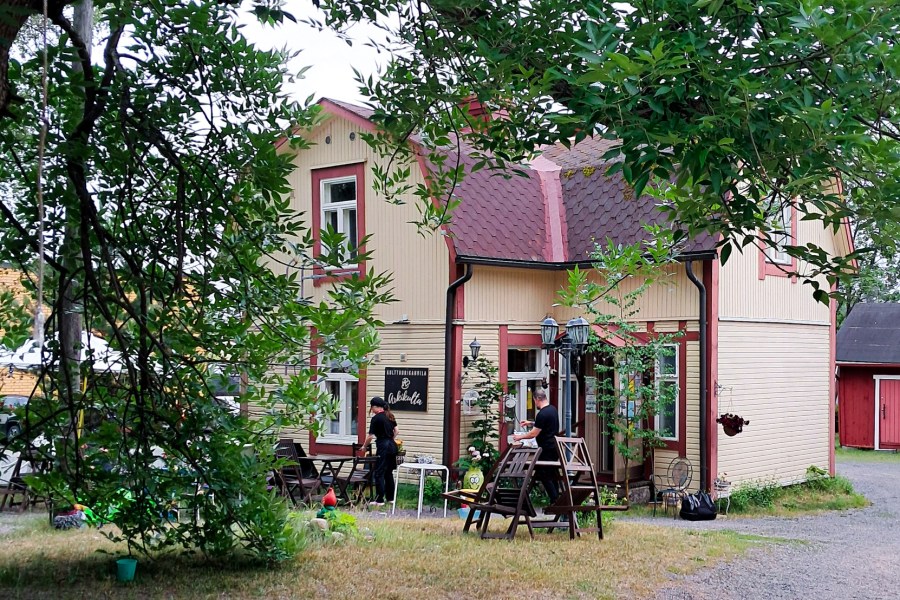 Kahvila Arkikulta puiden lomasta masardikattoineen