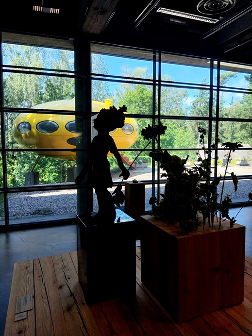 Etualalla Emman veistöksia siluettina, taustalla Futuro-talon ufomainen muoto