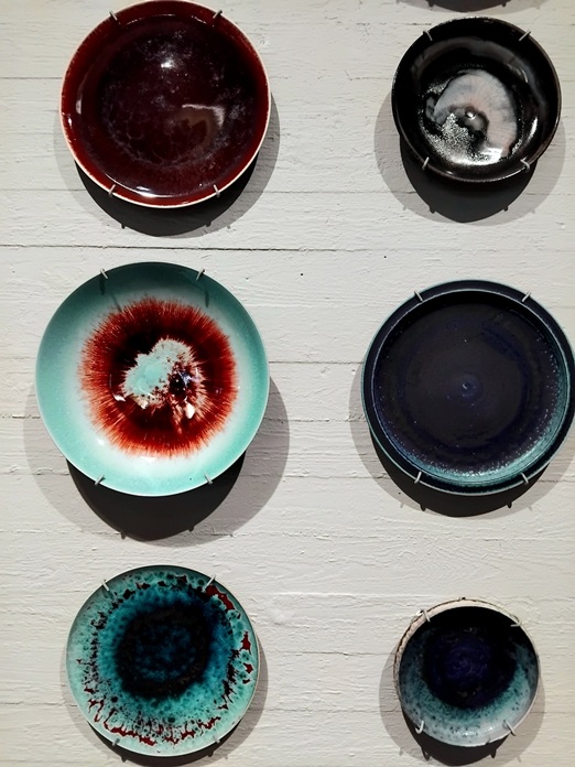 Viisi keraamista lautastaulua