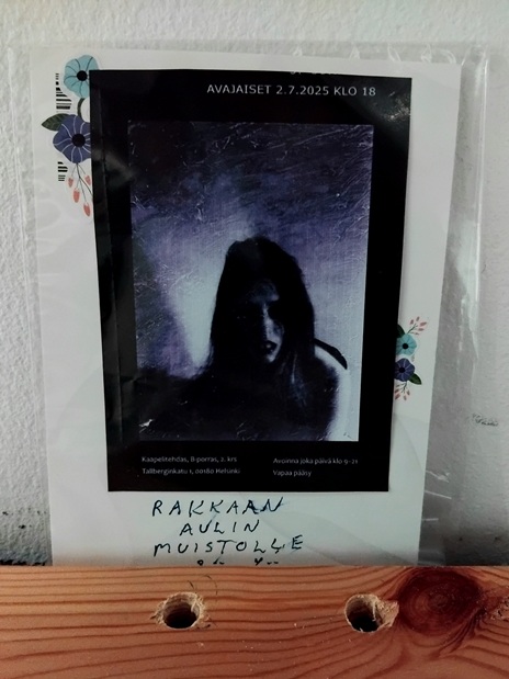 Kuvassa on kuva, jonka alla lukee "Rakkaan Aulin muistolle".