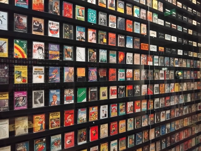 Kuvassa seinällinen c-kasettikoteloita