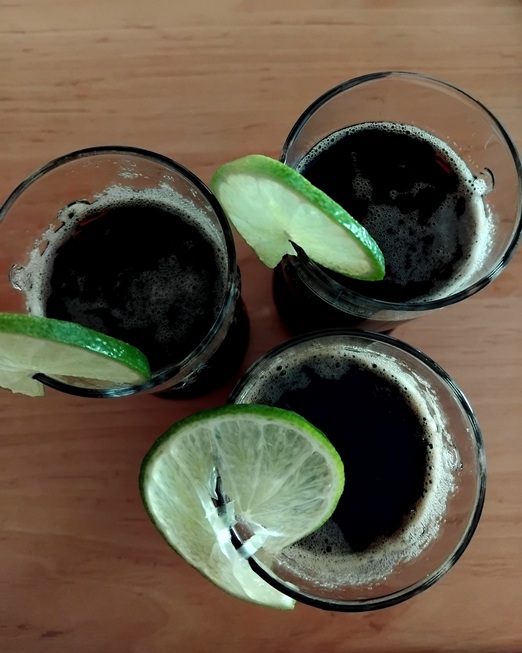 Kolme Cuba libreä, kuva otettu yläsuunnasta.