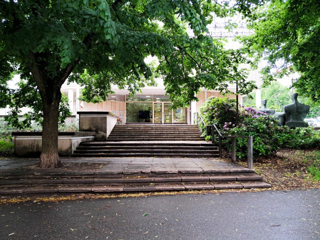 Puiden kehystämä uloskäynti kirjastoon