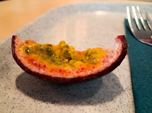 Kuvassa passionhedelmä, jonka sisus näyttää väähän keltaiselta sammakonkudulta