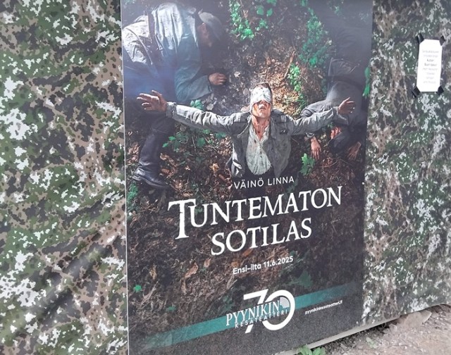 Tuntemattoman sotilaan juliste seinällä.