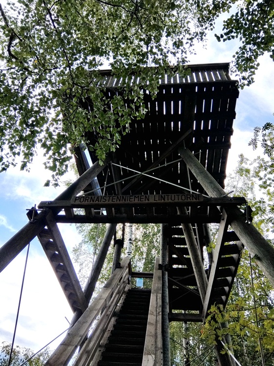 Puinen näkötorni ja sen jyrkät portaat