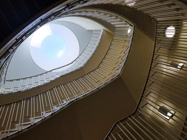 Töölön kirjastonkierreportaat kuvattuna alhaalta ylöspäin. Ne muodostavat kuin silmän.